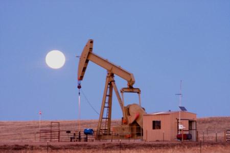 Oil well on edge of Pawnee Grasslands, Colorado