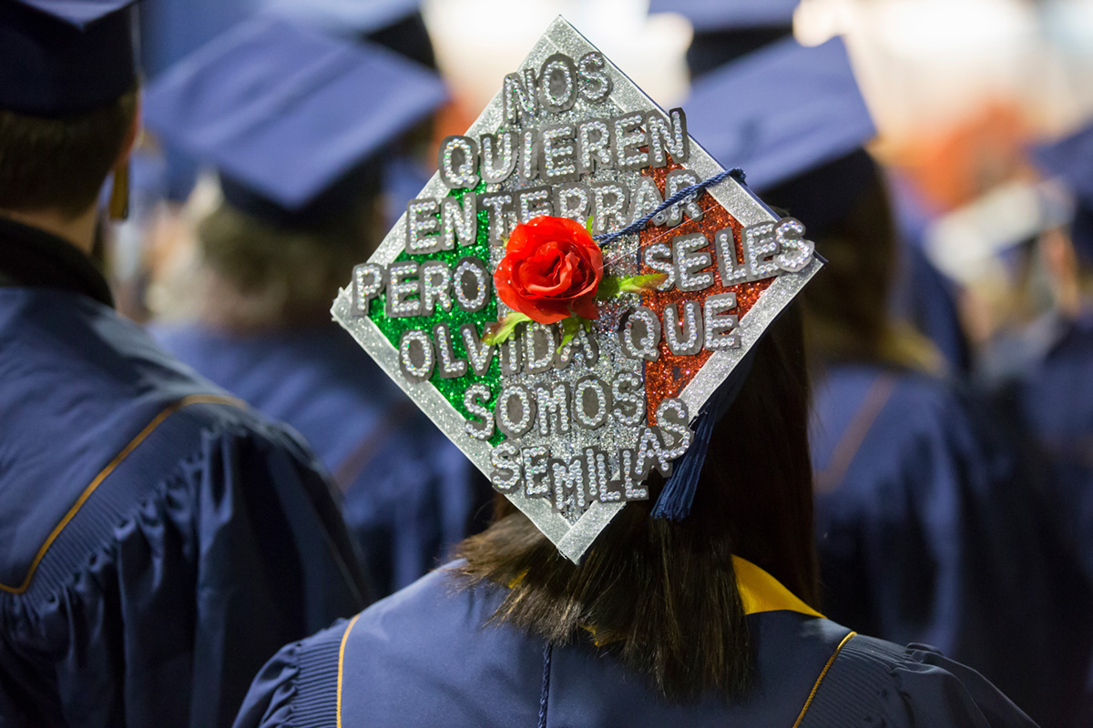 Graduation cap with spanish text reading 'Nos quieren enterrar pero seles olvida que somos semillas'