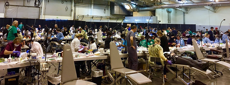 The floor of the COMOM event with patients, volunteers and dentists